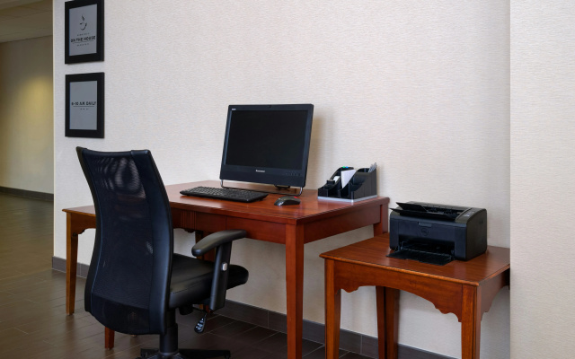 Hampton Inn & Suites State College at Williamsburg Square