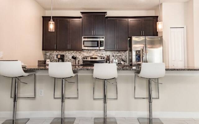 4 Bedroom 3 Bathroom Townhome w Pool