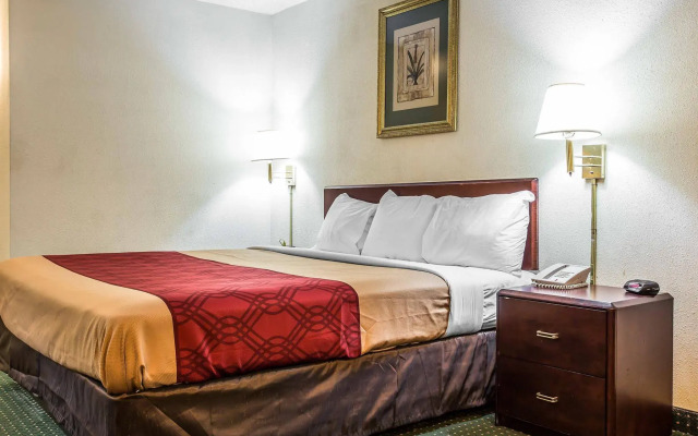 Econo Lodge Inn & Suites Ft. Jackson
