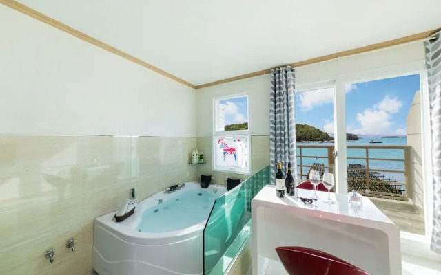 Yeosu Dolsanmaru Pension