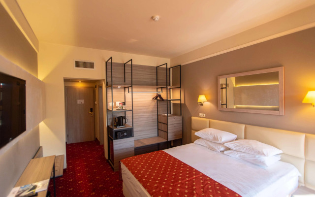 Best Western Plus Lido Hotel