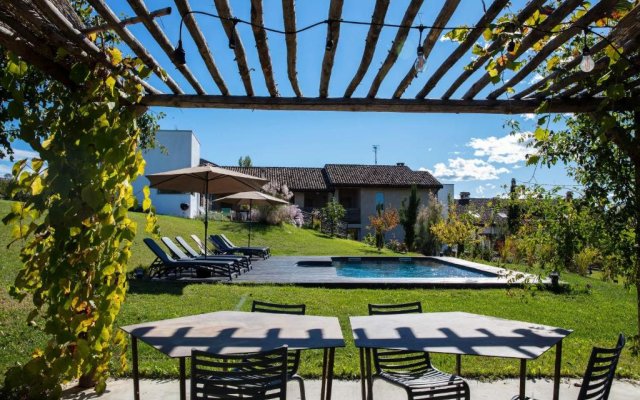 ROSTAGNI 1834 apt in villa with pool in the Barolo region