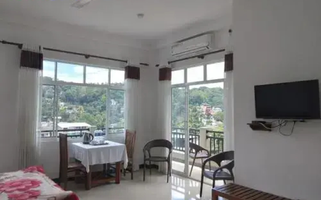 Ivy Banks Lake Round Hotel