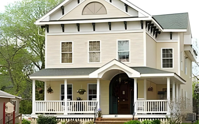 Naomi's Inn Bed & Breakfast
