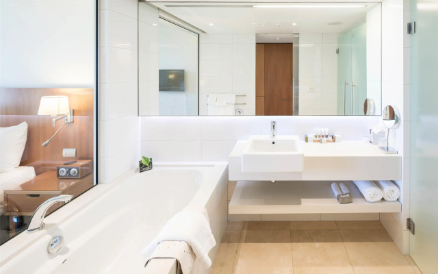 Commodore Airport Hotel