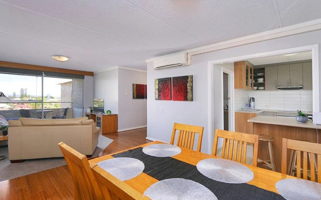 Sophisticated 2 Bedroom Apartment Close To CBD