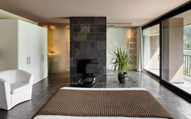 MAANJA Lake Front Suite and Restaurant