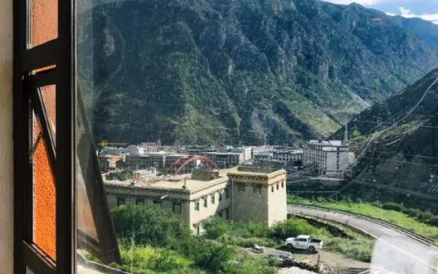 Daocheng Century Aden Hotel