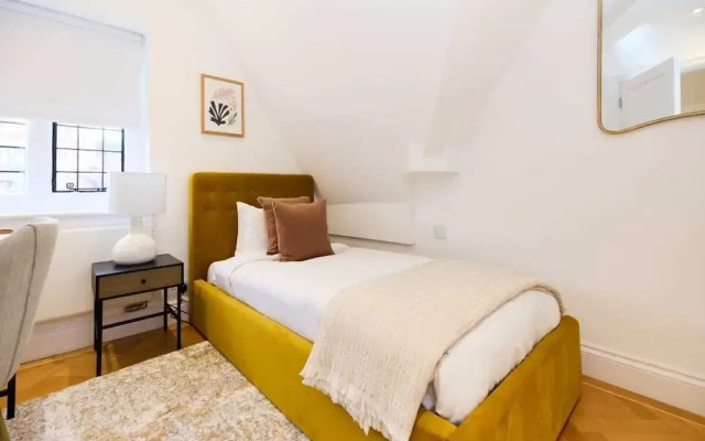 The Charm of Chelsea - Modern 4bdr With Shared Courtyard