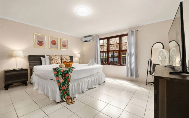 Sleeps 12 Spacious Private Pool Great Location