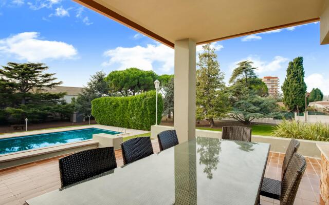 Deluxe Villa in Urbanització Bon Relax near Beach