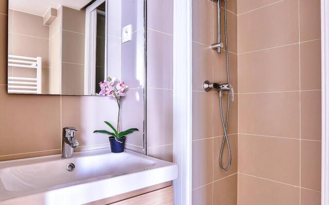 B 368 - TERASSE PERLE RARE - Quartier Latin