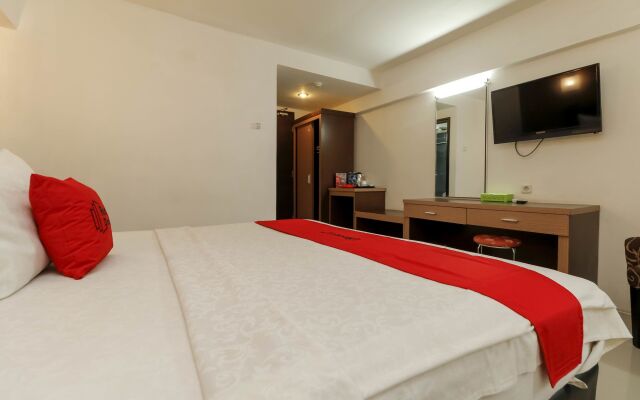 RedDoorz Plus near Karebosi Area