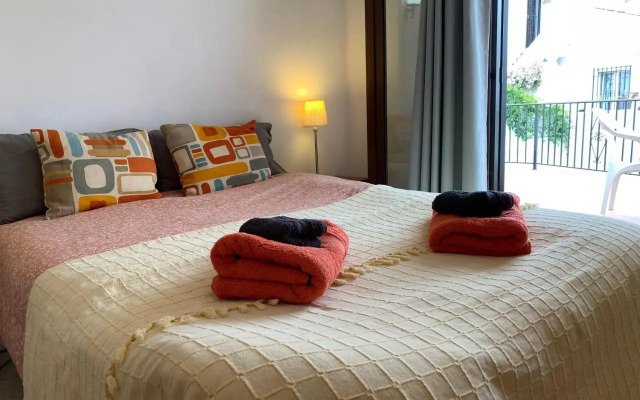 Casa con terraza y hermoso jardín comunal