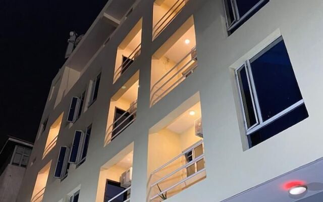 Posh Hotel And Suites