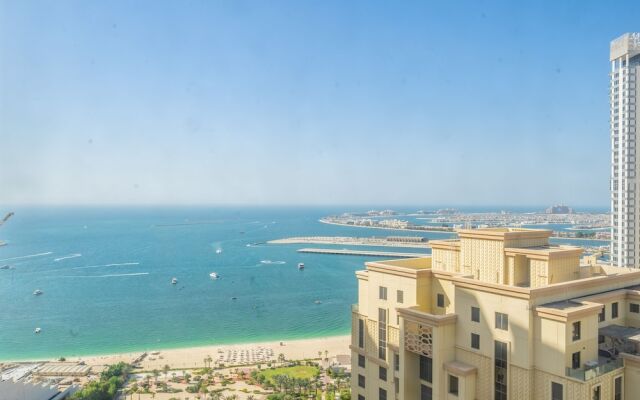 Luxury Waterfront Apartment with Beach Access