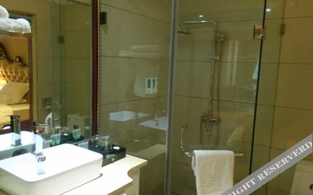 Oriental Crown Holiday Hotel