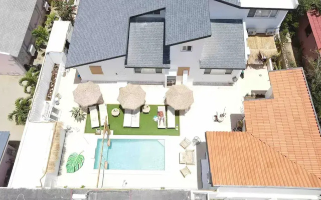 Palm Beach Vacaysuites - Coconut Suite - Top Floor