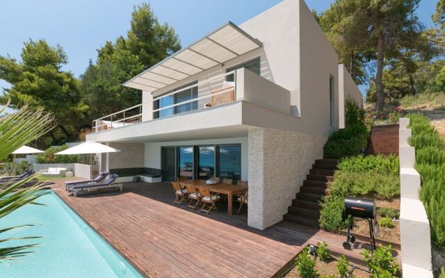Villa Kastos-Beachfront Villa