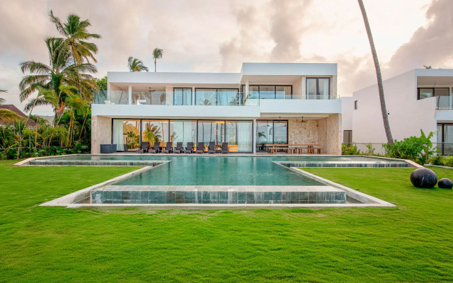 Luxury 10br Beachfront Stunner With Private Pool