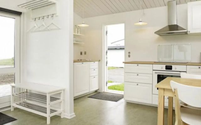 Charming 2-bedroom 12H Ocean Retreat, Summerhouse