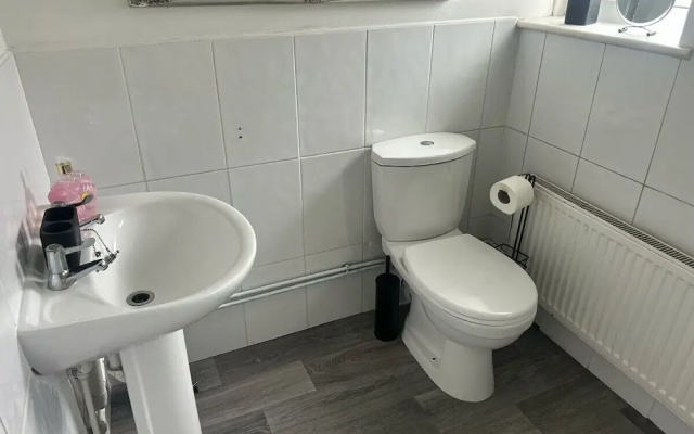 Family & Group Stay 3 Bedroom Swansea Home