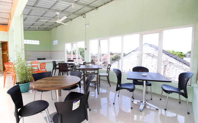 RedDoorz Plus near Taman Sari