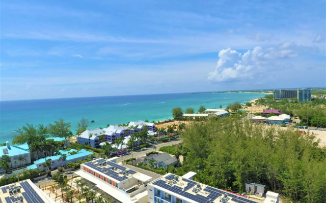 Spacious 1BR 1bth Apt w Rooftop Pool Near Beach