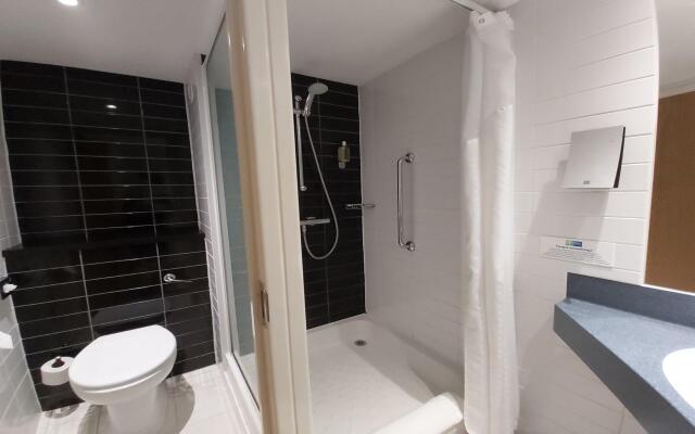 Holiday Inn Express London Gatwick - Crawley by IHG
