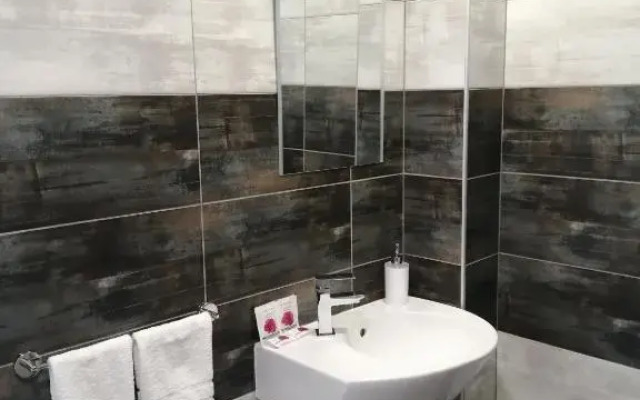 La Piazza Hotel