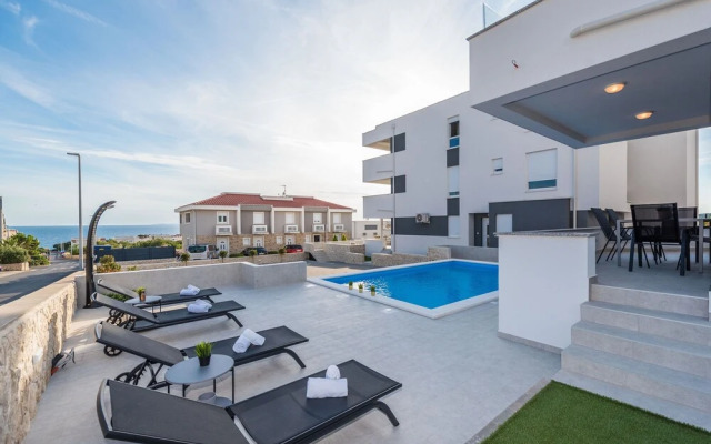 Pool Apartments Banta B