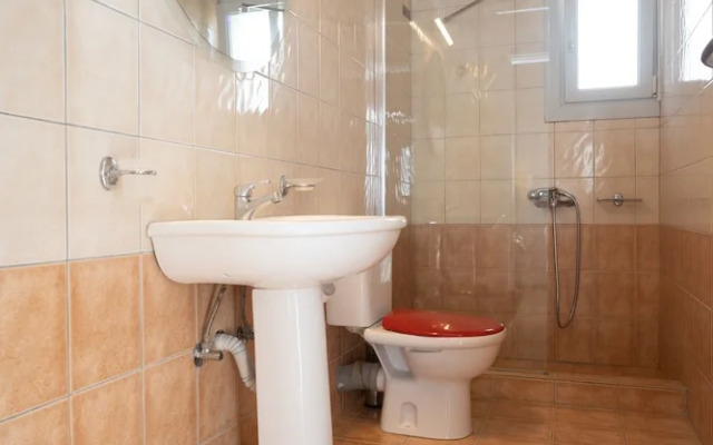 1 Bd Emerald Apt w Sparkling Shared Pool