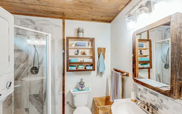 1BR Dog-friendly Lakefront Cabin w/ Canoes