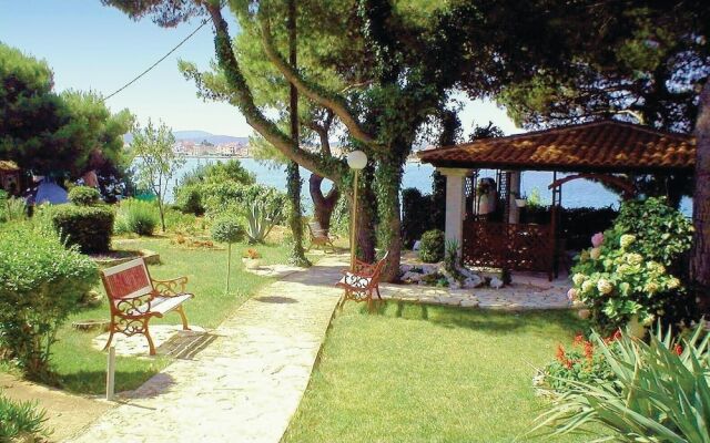 Beautiful Home in Brodarica With Wifi and 6 Bedrooms