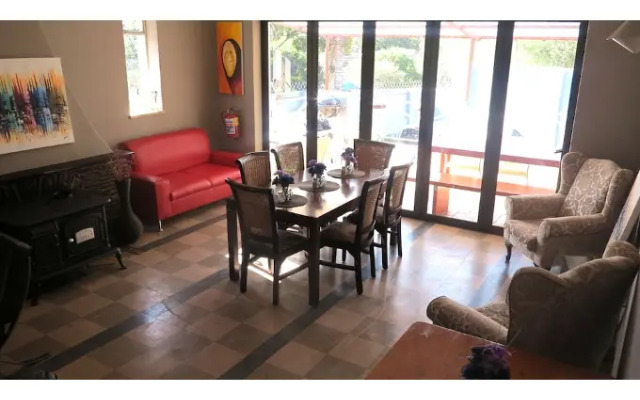Umgwezi Lodge And Backpackers