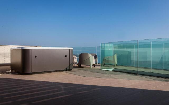 Stunning sea view hot tube posh BLUE SKY APARTMENT