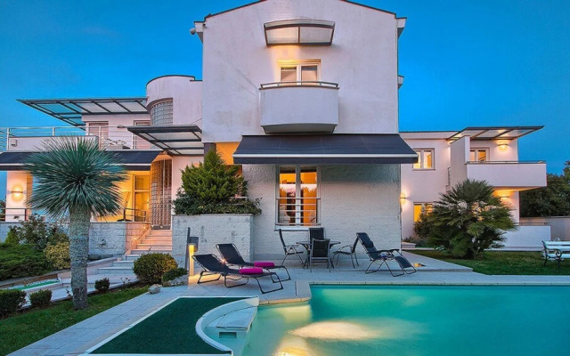 Villa Aylin, 5-bed, Next to the sea