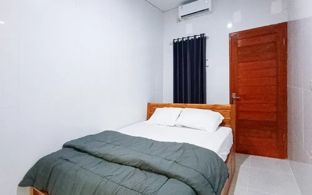 Widi Guest House near GWK Mitra RedDoorz