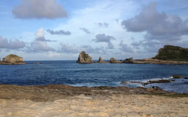 Ti. Maanga vue mer et pieds dans l'eau