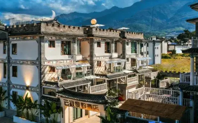 Dali Cloud Lonely Mountain Resort Hotel