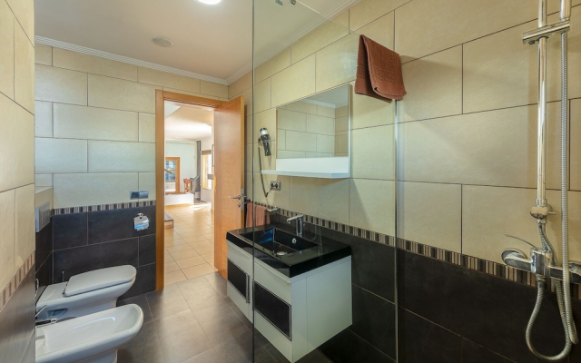 Camelot Holiday Homes by LIVVO