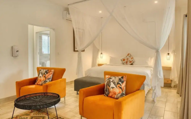 Room in Lodge - Luxury Suite in Zambezi Boutique Lodge 9 With Free Town Tour