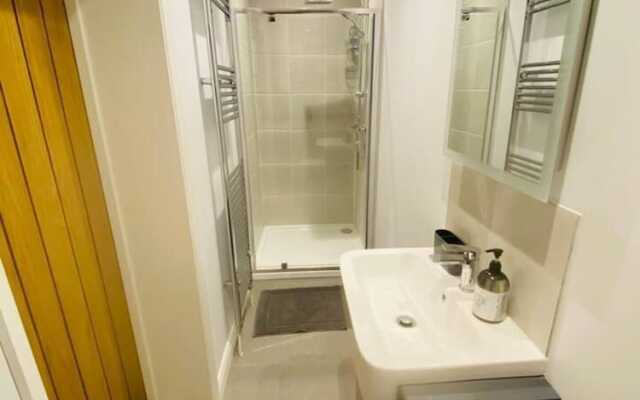 Luxury Apartment-golden Triangle, Parking & Garden