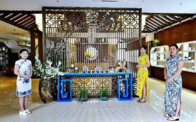 Tiantian Fishing Port Ceramics Hotel (Jingdezhen People's Square High-speed Railway Station)