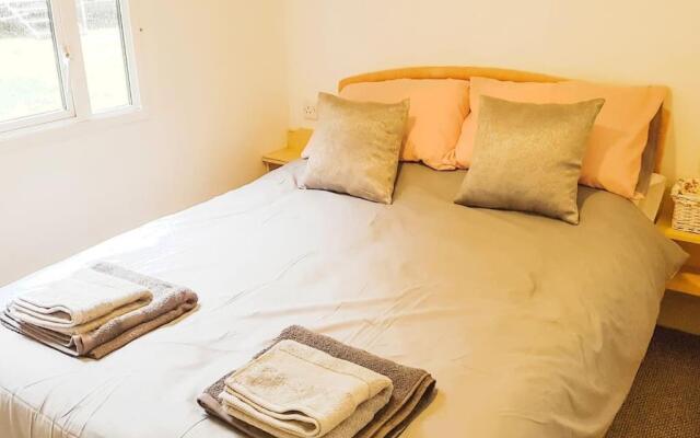3 Bedroom Caravan with On-Site Pool, Island View 6