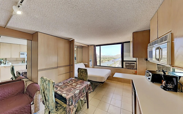 Hawaiian Monarch 1607 Condo by Redawning