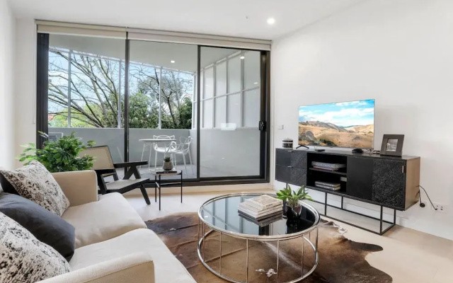 Modern 2-bed Ivanhoe Unit With Parking