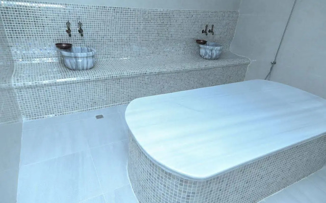 Altus Hotel Baku - Free Massage
