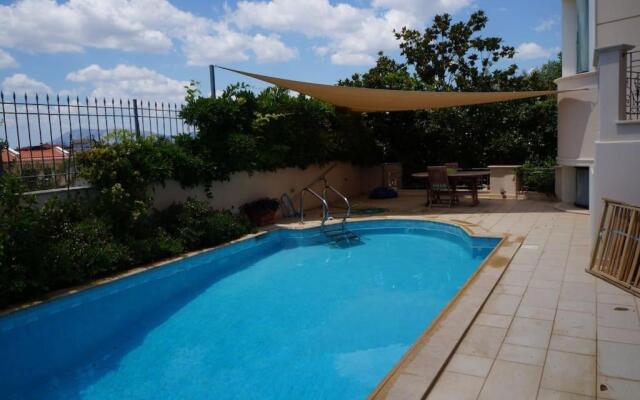 Apartment with a garden, BBQ, swimming pool and jacuzzi