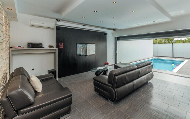 Stunning Home in Vrsi Mulo With Wifi and 4 Bedrooms